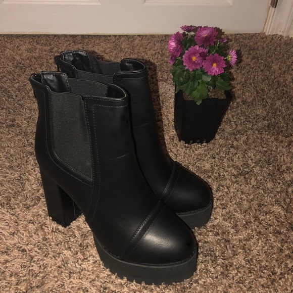 Shoes - 🖤PLATFORM BOOTIES